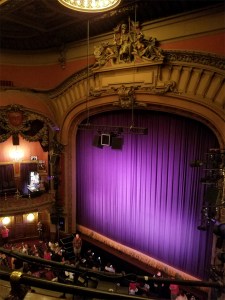 PlayThatGoesWrong-TheaterInterior